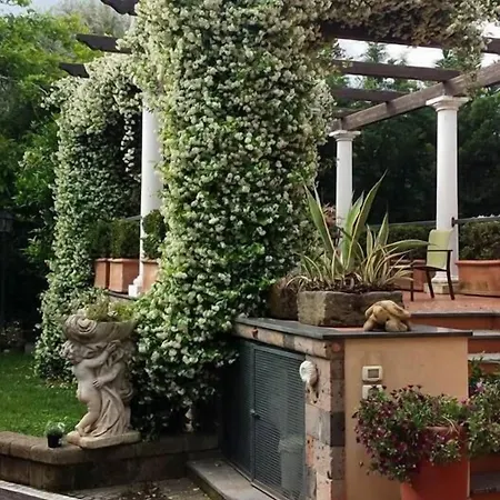 Domus Felix Bed & Breakfast 3*